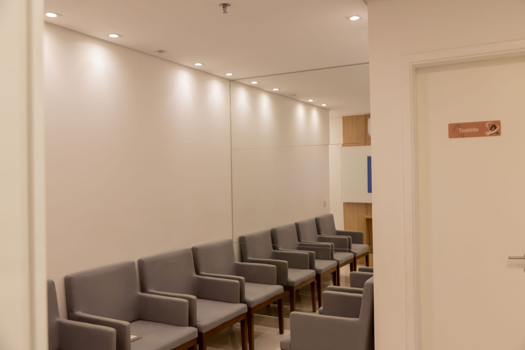 Corredor iluminado que leva aos consultórios
