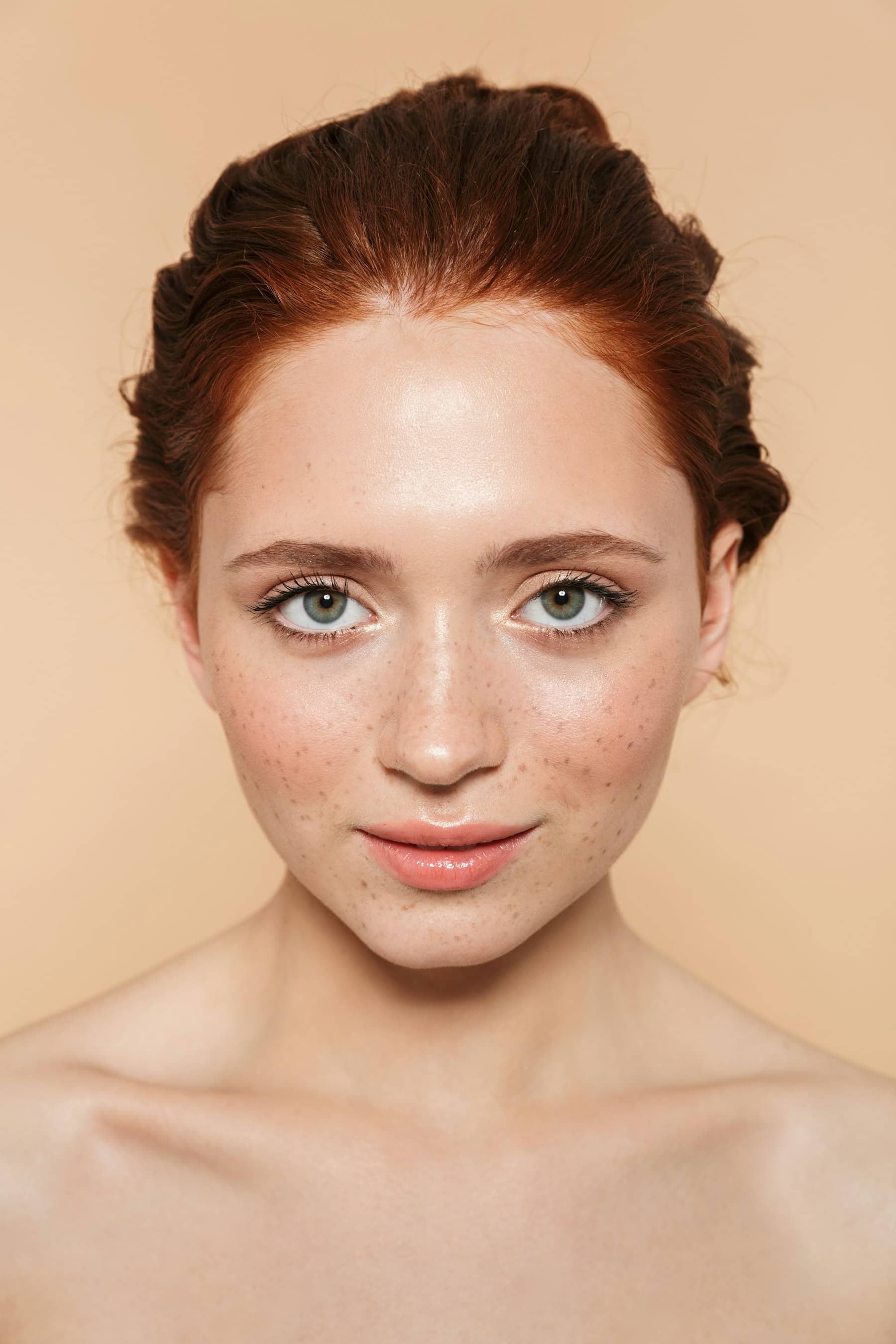 Retrato de mulher com pele natural sobre fundo bege
